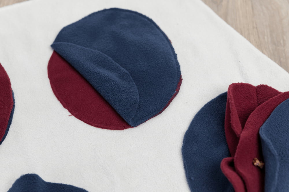 trixie sniffig blanket